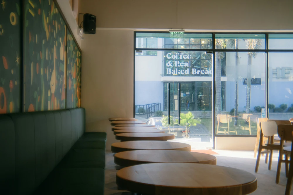 Wyposażenie części konsumpcyjnej cukierni - stoły, krzesła, kanapy