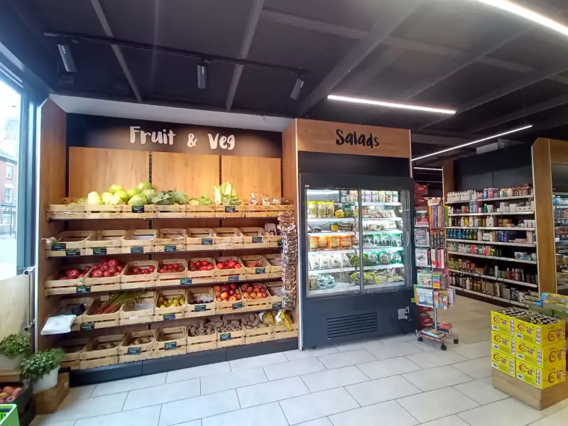 Regały na warzywa i owoce w sklepie spożywczym
