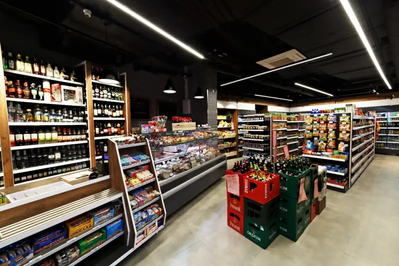 Wnętrze sklepu spożywczego - lada, regały